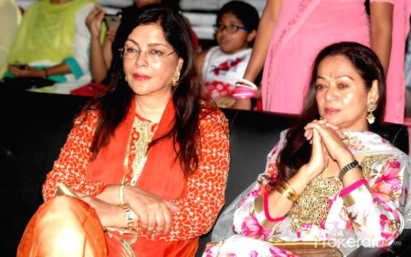 Zeenat Aman And Zarina Wahab Reunite After 43 Years ज़ीनत अमान (хинди), زینت امان(урду). zeenat aman and zarina wahab reunite