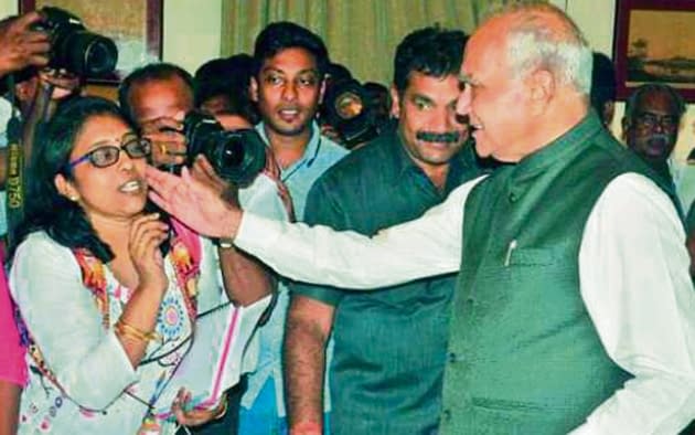TN guv apologises for patting female journalist's cheek...