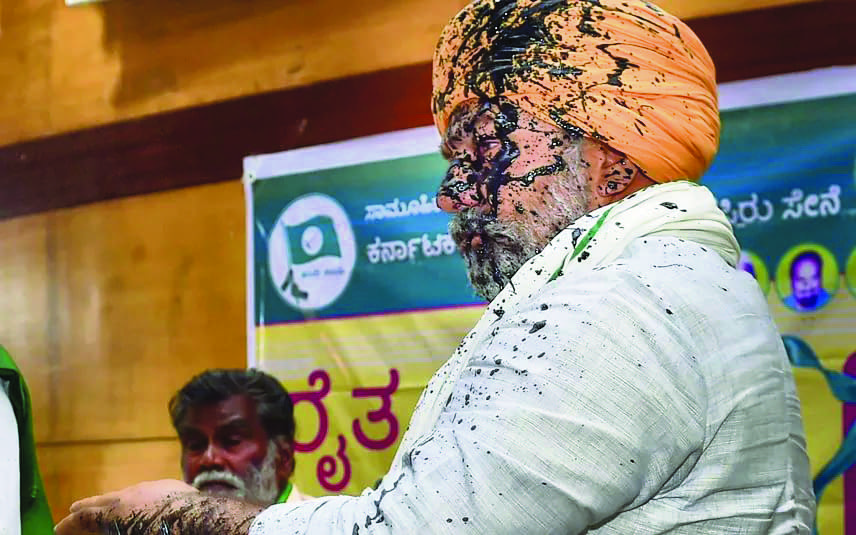 Farmer leader Rakesh Tikait attacked in Bengaluru