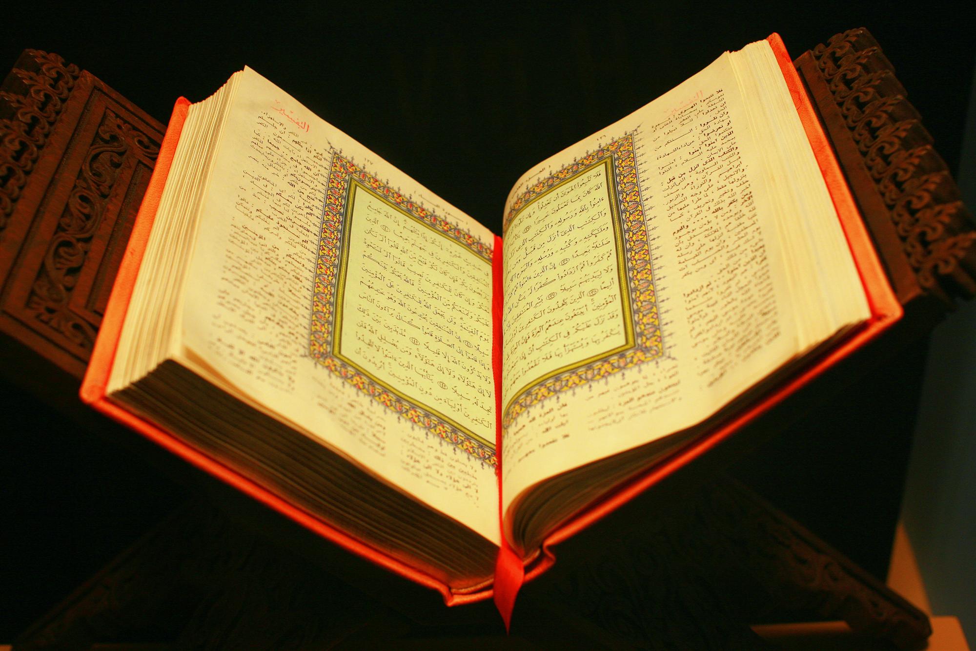 Quron kitob. Священный Коран. Открывающийся Коран. Книга "Коран".