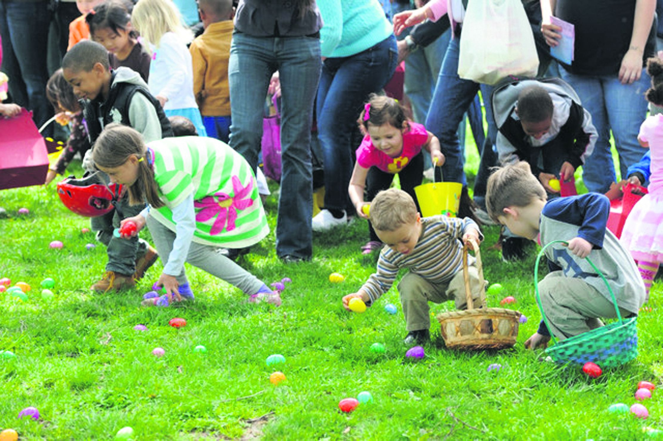 Развлечения на поляне. Дети собирают пасхальные яйца. Пасхальные забавы для детей. Детские игры на Пасху. Пасхальные развлечения для детей.