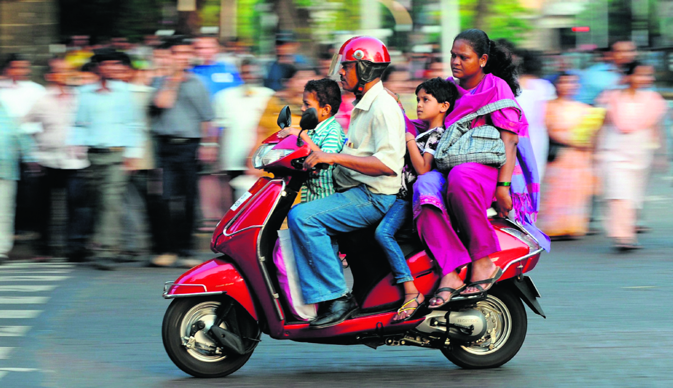 Как ездить на скутере. Индийский мопед. Мотороллер в Индии. Скутер в Индии. Мотоциклы и Мопеды в Индии.